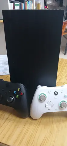 Negotiable Xbox series x with 2 controllers
