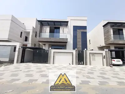 5 غرف نوم ماستر بمساحات كبيرة خزائن ملابس داخل غرف النوم صالة واسعة بإضاءة طبيعية مجلس فاخر مع مغاسل وحمام خاص للضيوف مطبخ مجهز بالكامل