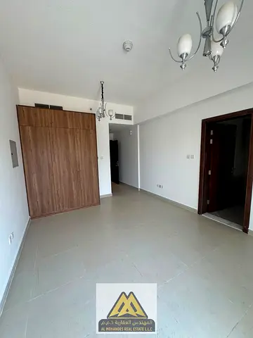 ستوديو فاخر ايجار سنوي | تكييف مركزي | مساحه كبيره | مطبخ منفصل | بلكونه اطلاله مميزه