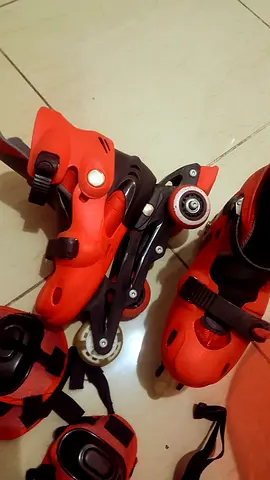 Kids adjustable inline roller skates with protective pads - Red