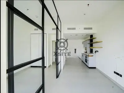 Bright 1 BR | Well Maintained | High Floor