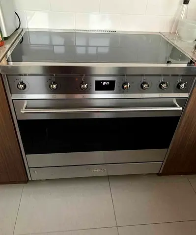 Free delivery Smeg brand Indection cooker 90 cm like new condition