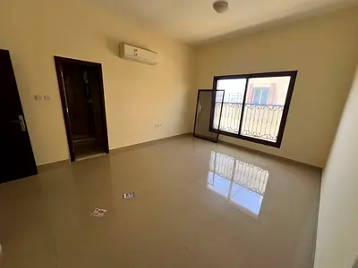 استوديو واسع للإيجار السنوي في الروضة 3