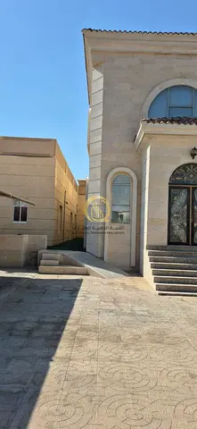 لبيع فيلا فاخرة في الرقيبة 4 – ضاحية السيوح، الشارقة فيلا فاخرة بموقع مميز في منطقة الرقيبة 4 – ضاحية السيوح، على شارع جار، بمساحة أرض كبيرة وتشطيب م