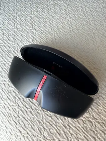 Prada hard sunglasses case - black (used)