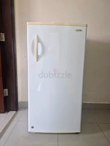 Single-door upright fridge - good working condition 190 litter