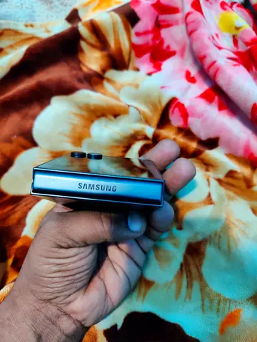Samsung Z Flip 6 fresh condition very light used just for 2nd phone.No scratch look like new.