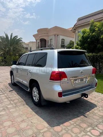 Toyota Land Cruiser GXR+ 2012 model Top option sunroof service history from ALFUTTAIM