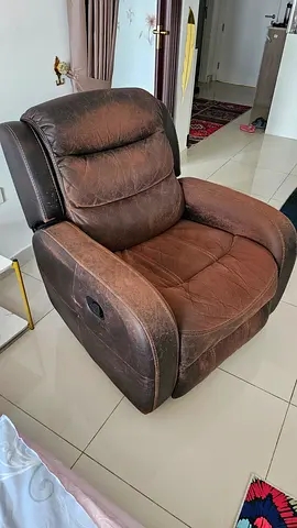 URGENT Recliner_ single seater leather