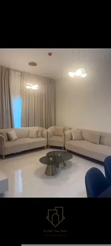 3 غرف + غرفة خادمة، 4 حمامات، 3 بلكونات، 1730 قدم²، طابق عالٍ، فرش كامل، استلام فوري، باركن مميز، دفعة أولى 464 ألف.