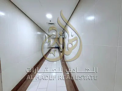 غرفه وصاله في المجاز 3 قريبه من البحيره تكييف وغاز مركزي مع خزائن حائط وبلكونه وباركن داخل المبني