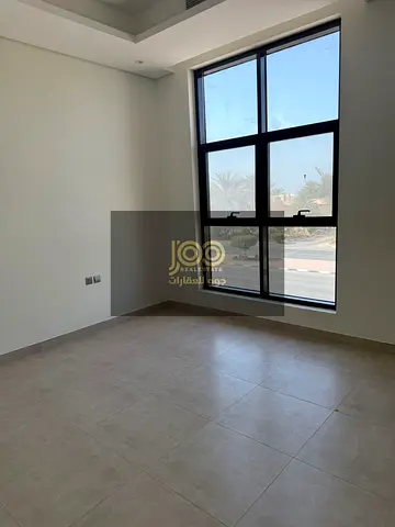 سكن واسع وهادئ بإطلالة بحرية، مع غرف ماستر متعددة