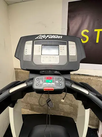 🏋️♂️ Fully Refurbished Life Fitness Commercial Treadmill – 1-Year Warranty 🏋️♂️