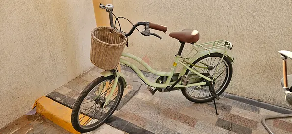 Classic mint green cruiser bike with front basket for kids between 5yrs to 10 yrs — good condition
