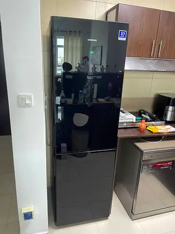 Free delivery Hitachi black glass model refrigerator 2-door bottom freezer— good working condition