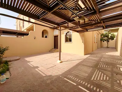CORNER VILLA - PRIVATE ENTRANCE - COVERED PARKING - QUALITY VILLA