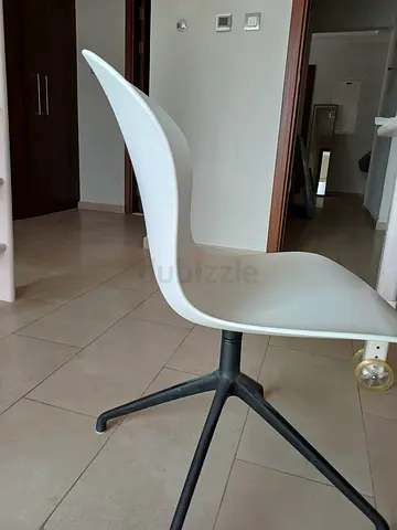 Beatiful White modern office chair with metal legs - great on your back!