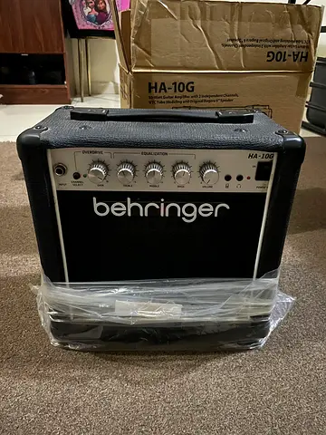 Behringer Amp for sale (cable included)