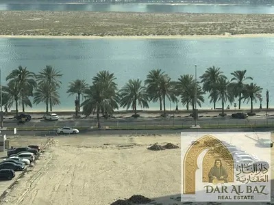 اول ساكن اطلاله بحريه مباشره اجمل وافخم غرفتين وصاله للايجار السنوى بالشارقه باركن خزائن بالحائط ستور كبير بلكونه اطلاله مفتوحه موقع مميز جدا قريب