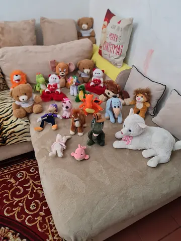 Lot of assorted plush stuffed animals - very good condition