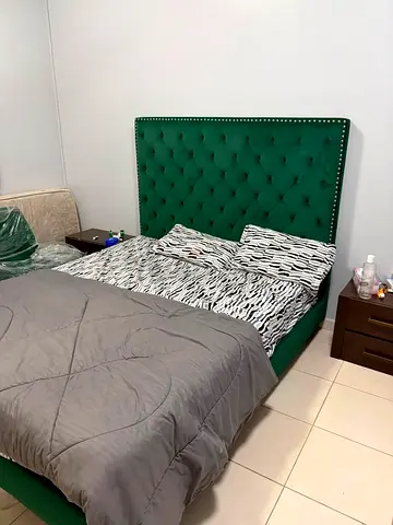 Emerald Green Tufted Upholstered Bed with Headboard - Queen