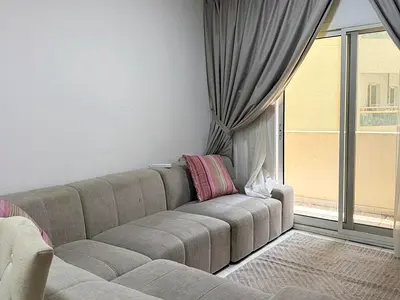 غرفتين و  صاله / بلكونه / مفروشه فرش كامل / شارع جمال عبد الناصر / المجاز 2  / الشارقه