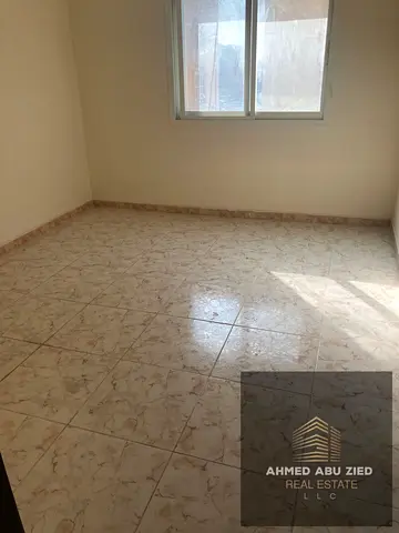 استوديو بمساحة ممتازة جدا - مناسب للموظفين والعائلات - مطبخ منفصل - حمام - تكييف سبليت - موقع حيوي و قريب من شارع شيخ عمار و سهل لمخرج دبي و الشارقة