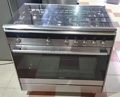 Siemens IQ 700 top gas oven is electric latest model very good condition price 1950