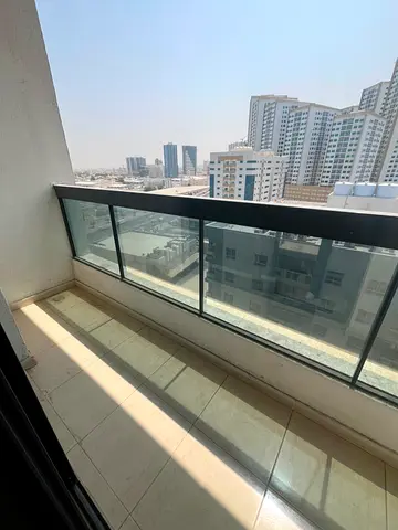 فرصة سكنية استثنائية للإيجار السنوي – شقة عصرية فاخرة (غرفة وصالة) بإطلالة ساحرة على الخور في الراشدية، عجمان!
