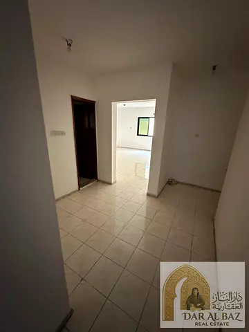 شقه للايجار السنوي بالمجاز 2 الشقه غرفتين نوم وصاله بمساحه كبيره 2حمام الشقه مطل علي شارع جمل عبد الناصر