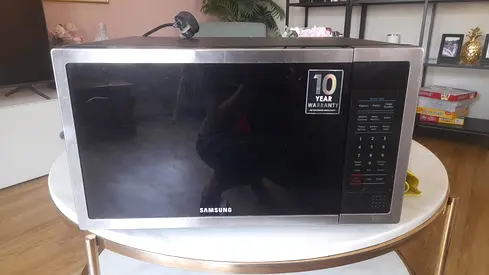 Large microwave - Samsung model me6124st -