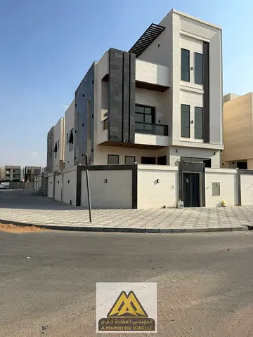 7 غرف ماستر كبيرة صالة كبيرة مجلس كبير مطبخ كبير مطبخ تحضيري روف حوش داخلي ارتداد خارجي كبير