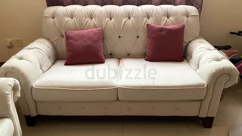 Cream tufted 2-seater sofa in good condition
