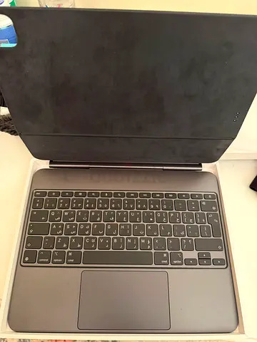 Apple Magic keyboard for iPad Pro 13 M4/M5 black English-Arabic in excellent condition 850 Dhs.
