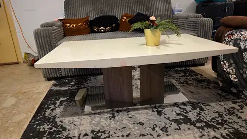 Modern rectangular coffee table with Beautiful Mirror Metal Chrome base and White Top good condition
