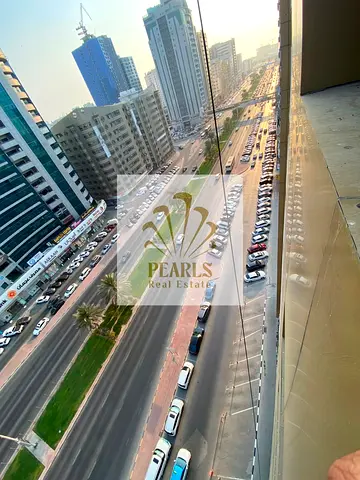 3 غرف وصالة للإيجار السنوي في الراشدية 3 بإطلالة مفتوحة على شارع الشيخ خليفة - غرفتين ماستر وتكييف مجاني