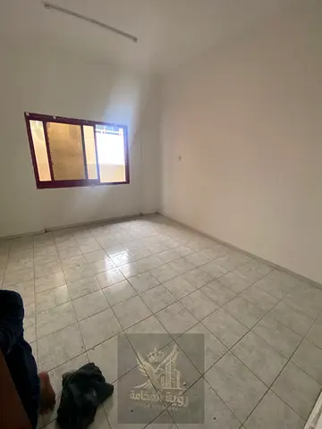 شقة غرفتين وصالة للإيجار السنوي في المجاز 2 بشارع جمال عبدالناصر، حمّامان وبلكونة. السعر 33,000 درهم سنوياً، التأمين 2,000 درهم بشيك يُصرف بعد شهر، وا