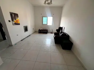 بموقع خدمي و قريب من كورنيش البحر #بمساحة كبيرة و غرفة ماستر#صيانة مجانية علي المالك