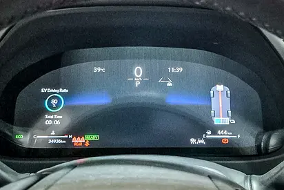 صورة 14 لـ 2025 Lexus UX-SERIES