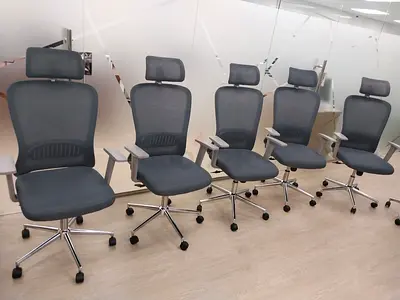 Set of 5 ergonomic office chairs with headrests - good condition