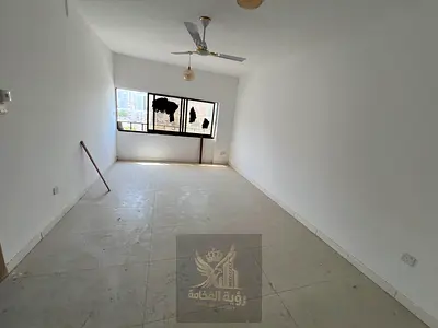 شقة 3 غرف وصالة للإيجار السنوي في أبو شغارة بالشارقة. الإيجار 50,000 درهم سنوياً، وأول سنة بسعر مميز 45,000 درهم. الدفع 4 أو 6 دفعات، والتأمين 2,000 د