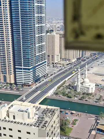 شقة مميزة للإيجار السنوي في الخان بالشارقة، غرفتين وصالة، غرفتين ماستر، غرفة خادمة ماستر و3 حمامات. السعر 50,000 درهم سنوياً شامل المسبح والجيم والبار