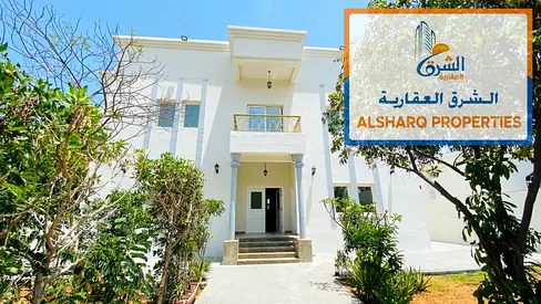فيلا للإيجار السنوي | الجزات – الشارقة  📍 موقع مميز بالقرب من مجمع المدارس والمستشفى والخدمات، مع مساحة أرض واسعة وحديقة كبيرة.