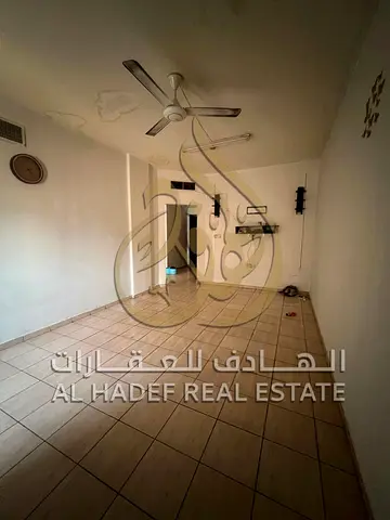 فرصة القاسمية 🔥 غرفة وصالة بموزع بـ29 ألف سنويًا، موقع بجوار الخدمات، والدفع ميسر على 4 أو 6 دفعات. سكن مريح بسعر مميز.