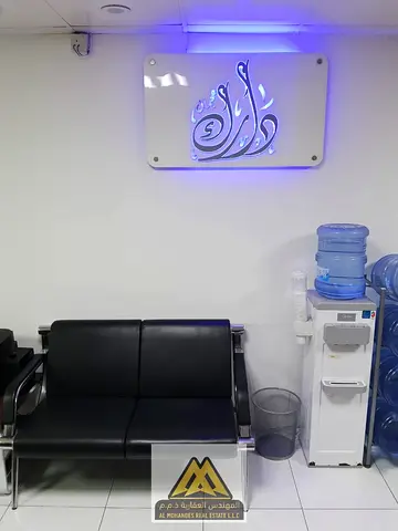 مكتب إداري مفروش بفرش جديد ومساحة واسعة وتجهيز جاهز مع موقع مميز وتسهيلات مرنة