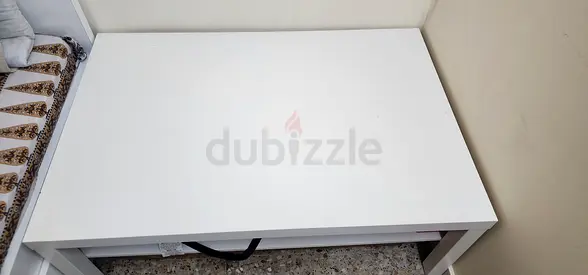 White rectangular coffee table in excellent condition