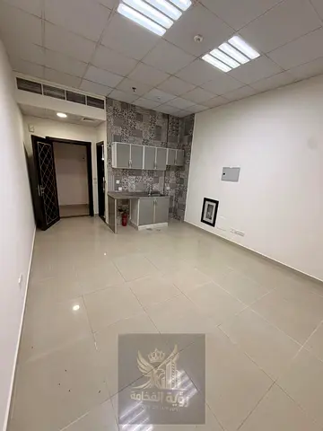 استوديو للإيجار السنوي في البوطينة – الشارقة فرصة مميزة للإيجار السنوي في منطقة البوطينة، استوديو بمساحة ممتازة وتشطيب راقٍ جداً، مع تكييف مركزي وموق