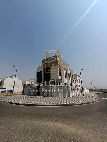Corner villa, prime location, an opportunity for both living and investment.
