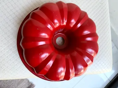 Silicone Bundt Cake Mold / Fluted Cake Pan - Red, Good Condition