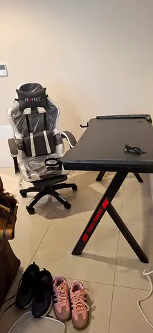 Gaming desk and gaming chair set (Brand -new)